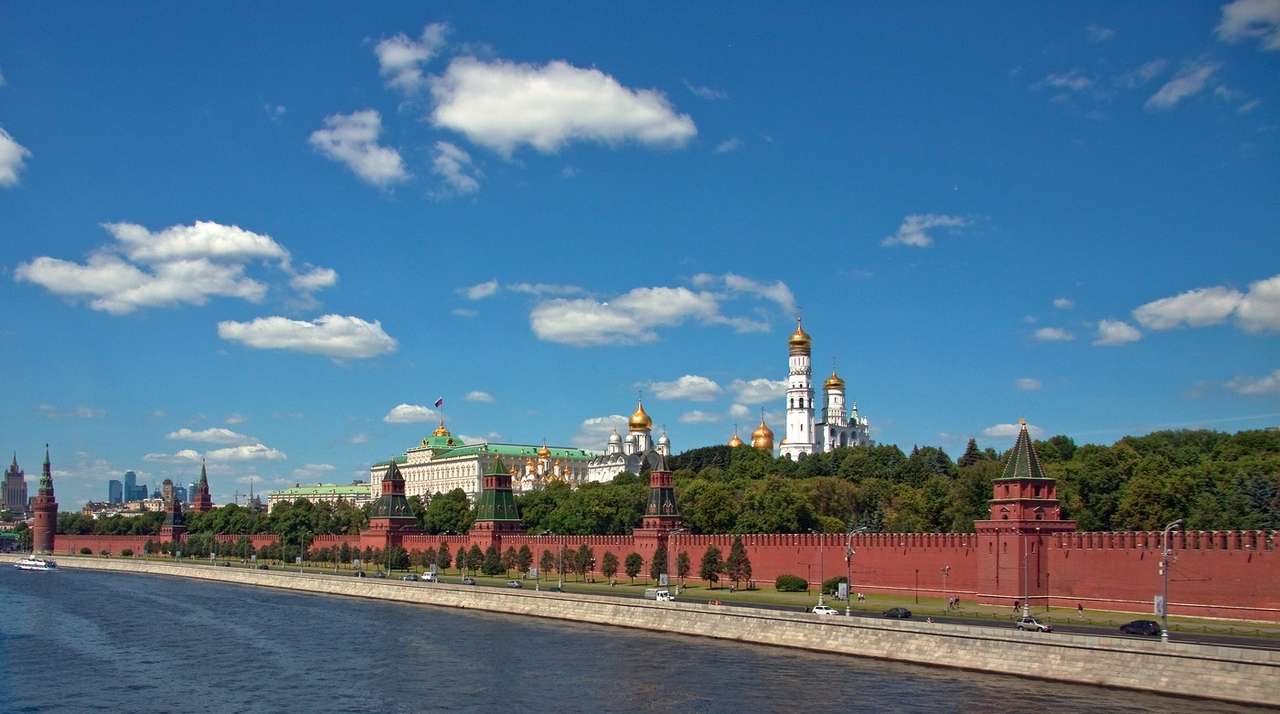 Кремлевская набережная Москва